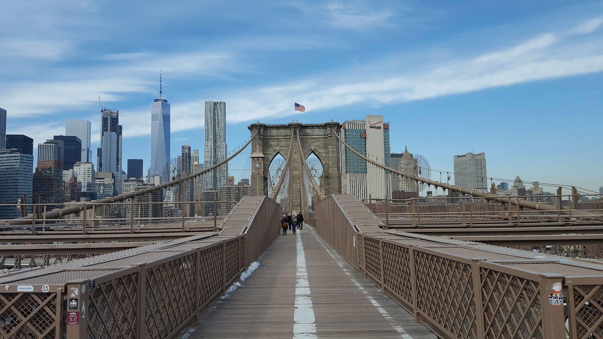 Brooklyn. Нью-Йорк улицы Бруклинский мост. Вид на Манхэттен с Бруклинского моста. Вид с Бруклинского моста в Нью-Йорке. Бруклинский мост Нью-Йорк вид сверху.